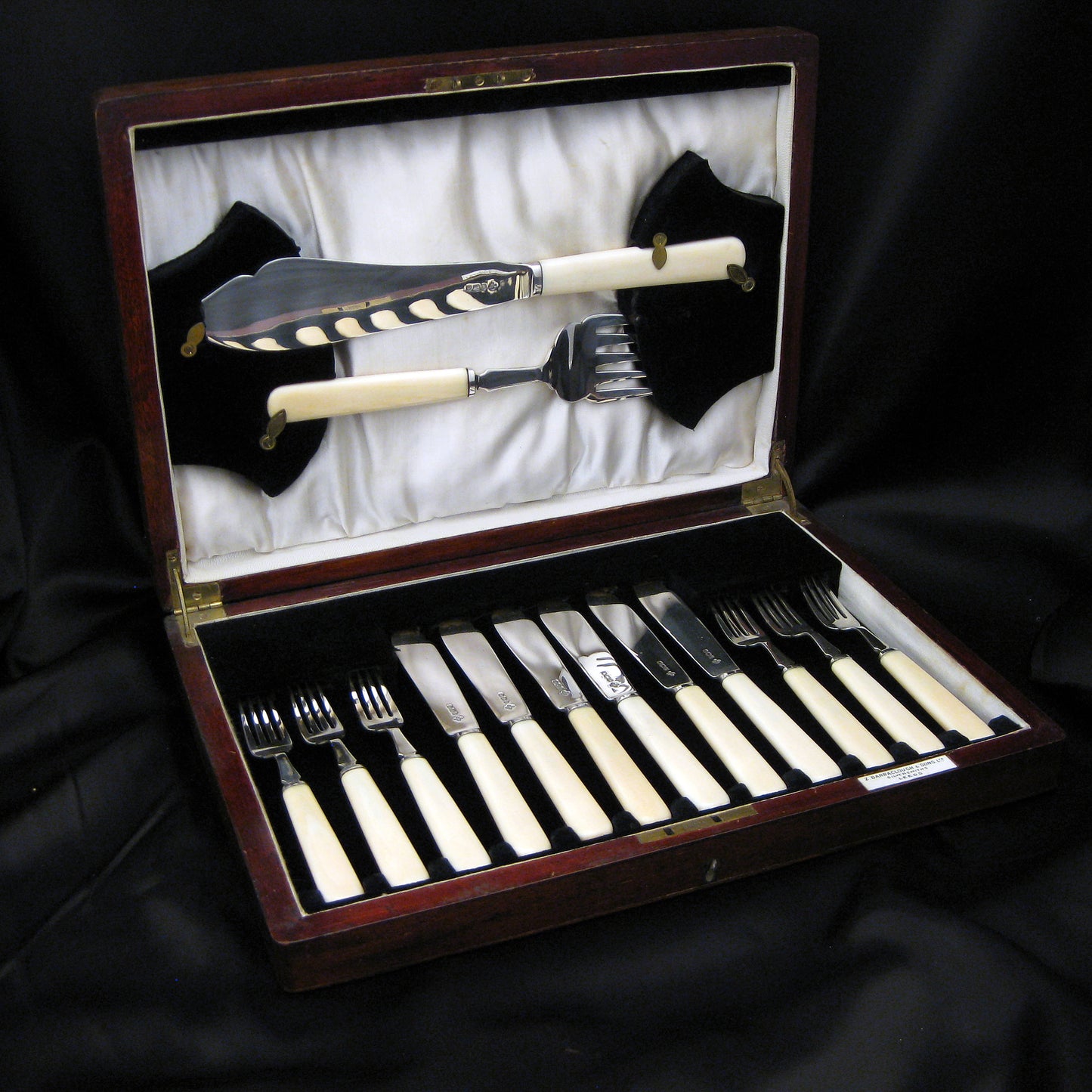 Boxed 6 place silver fish set (servers and knife and forks)